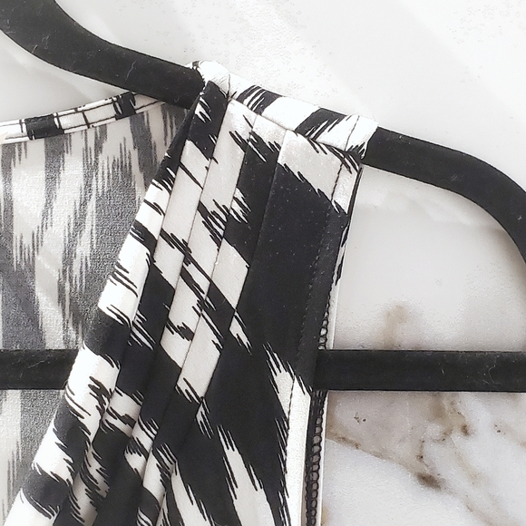 Calvin Klein S sleeveless top - Picture 3 of 3